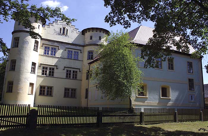 Barokní zámek - okresní archiv.jpg